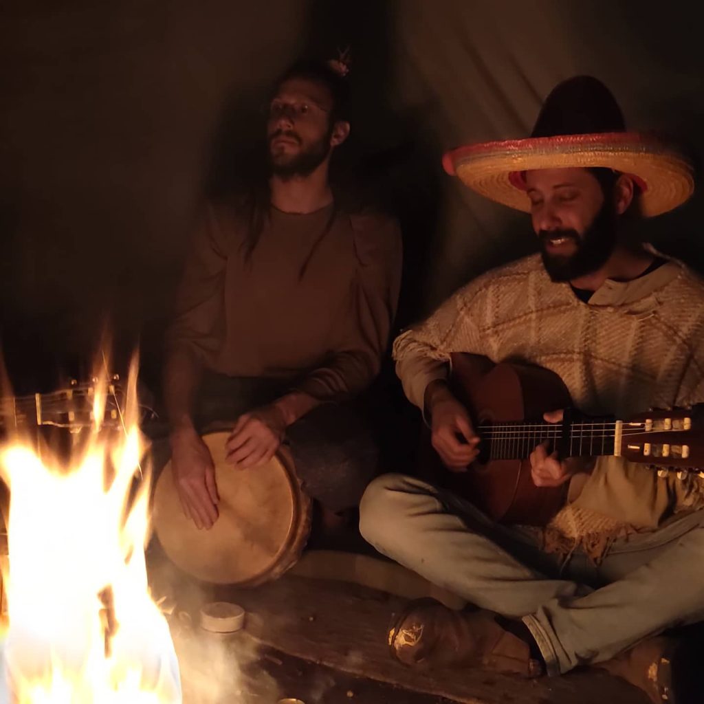 עומר בר שדה - נגן כלי הקשה בהופעה